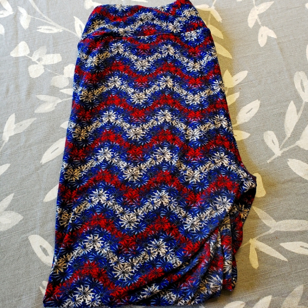 Lularoe Tall and Curvy Red, White, and Blue Fireworks leggings (Size 12-18)
